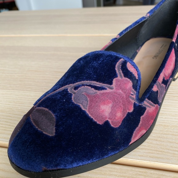 Blue floral velvet loafers with gold detailing - Picture 3 of 6